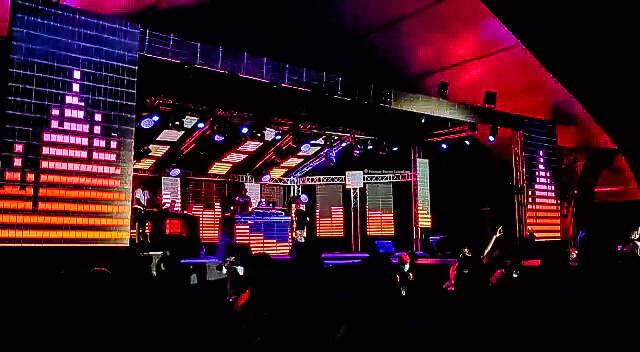 Animation lumineuse sur écrans géants LED concert de Tayc
