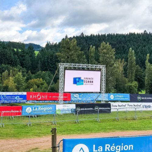 Installation d'un écran géant d'extérieur pour l'Ultra Trail du Beaujolais Vert