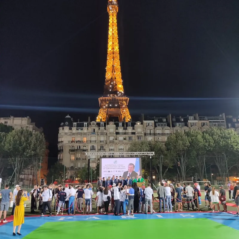 Ecran géant lors d'un événement sportif à Paris