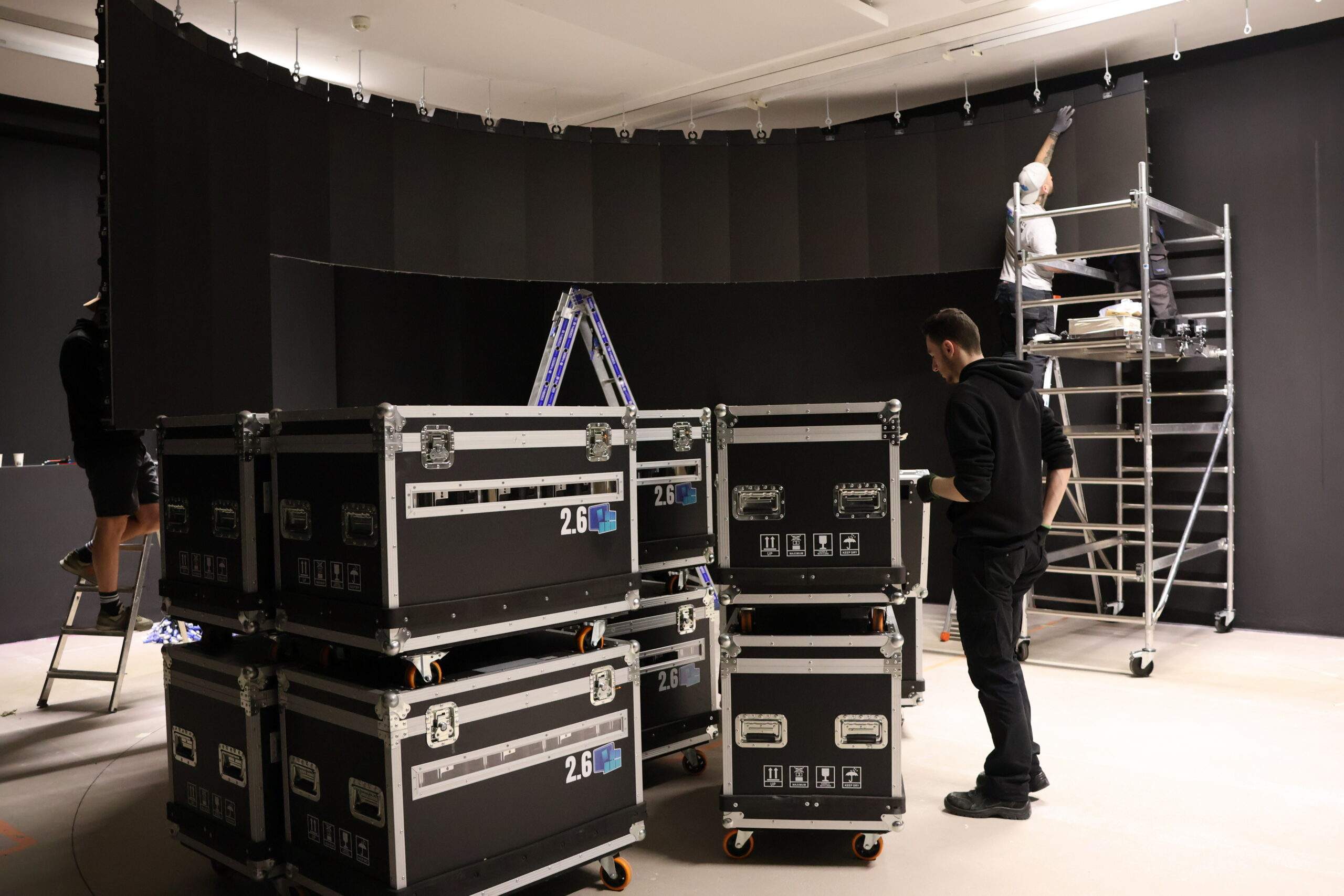 Montage IAC ecran led curvé équipe France Ecran Location